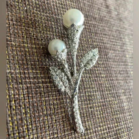 Floral Pearl & Rhinestone Brooch - Picture 1 of 4